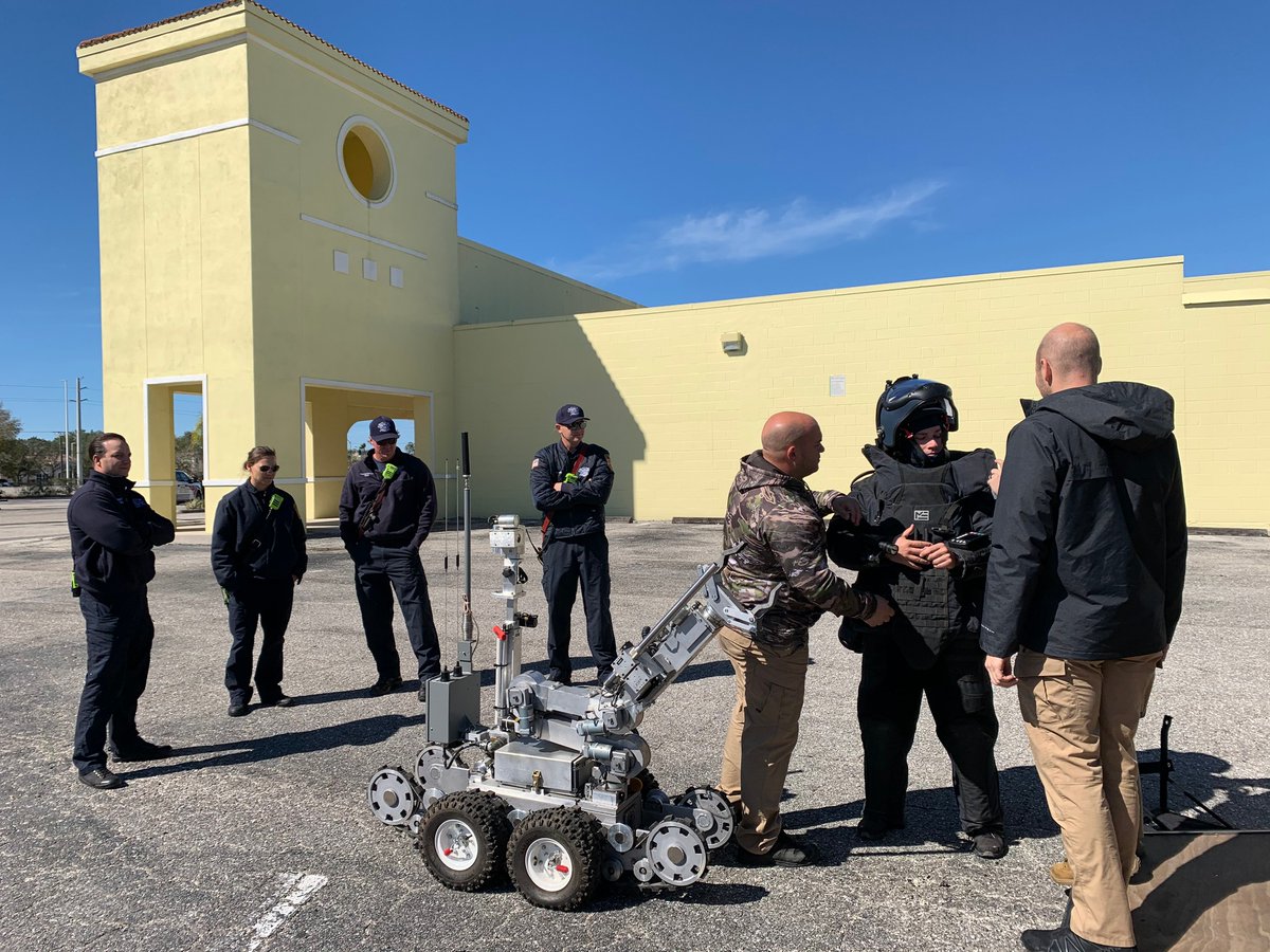 Sarasota Police Department:Recently, our Explosive Materials Unit (EMU) had a chance to share their skills & knowledge with North Port Fire Rescue. This was a chance for agencies to familiarize themselves with other policies & procedures in the event that a suspicious package is found