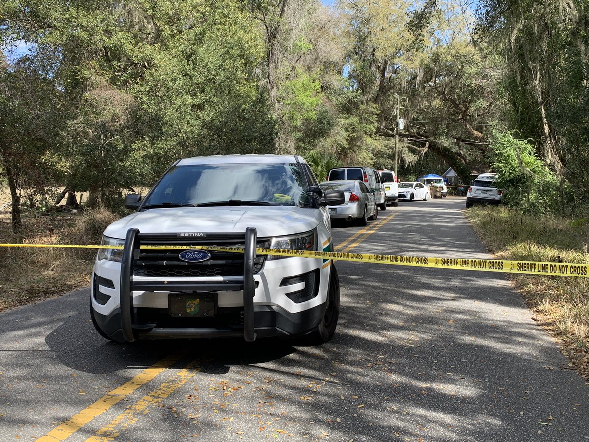 Two shot dead on Montclair Rd in Leesburg. @LakeCountySO says one of the dead is 41yo Jammy Casteel. They believe suspect arrived in vehicle that fled after the shooting. Search is ongoing