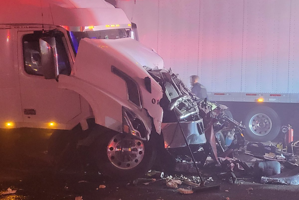 Deadly crashes on I-95 near Edgewater around 1:30 AM.  Three people killed. One child airlifted to Arnold Palmer. Multiple injuries @NWSMelbourne says possible mix of fog & smoke caused drop in visibility.  