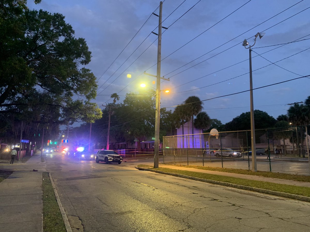 A 9-year-old girl was shot in the back tonight in Tampa— according to @TampaPD. Investigators say 2 teen boys were arguing on the basketball court in RoblesPark. One went home, got a gun and started shooting. The girl was hit 