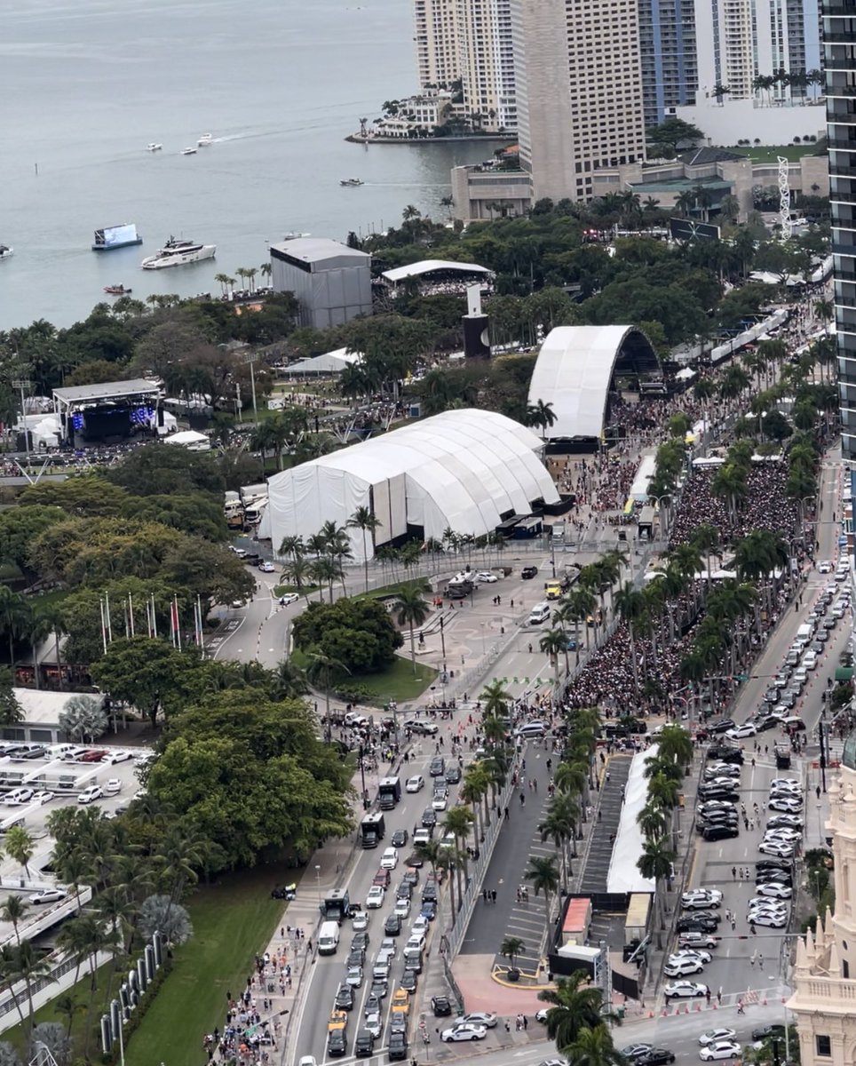 .@MiamiPD now says 5 arrests were made during @ultra Day 1. Awaiting further info on charges. Officials estimate between 55 - 60,000 people total were in attendance.