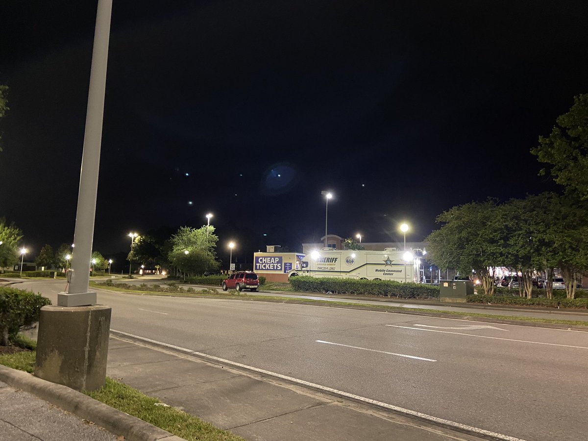 Scene of the shooting this morning, some investigators remain. Some have left— after taking down caution tape. & @OsceolaSheriff looks like it may be packing up it's mobile command unit