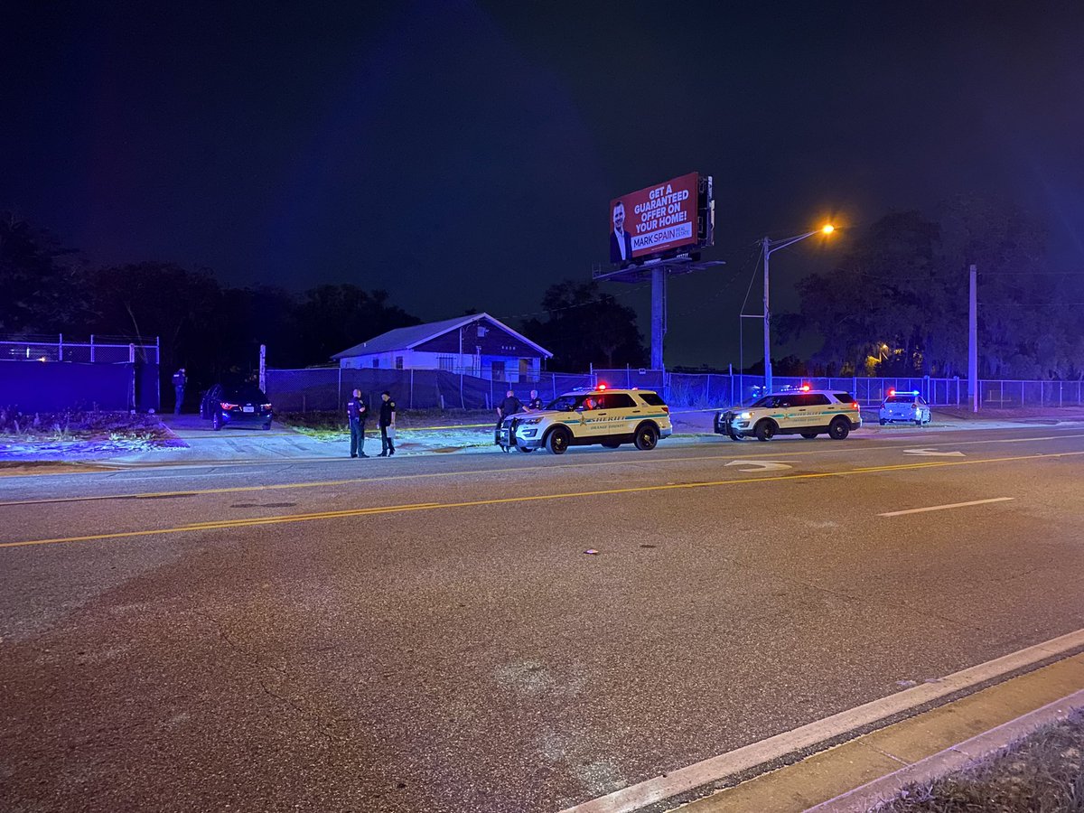 @OrangeCoSheriff detectives are investigating a homicide off Clarcona Ocoee Rd near Edgewater Drive.  Deputies say a man in his 40s was shot and killed just before 3 a.m.  According to investigators, a woman known to the man stayed at the scene and is cooperating