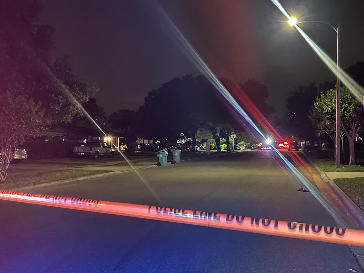 Deadly shooting: @OrlandoPolice investigating a deadly shooting on King Cole Blvd.   Happened late last night.  Officers believe victim was in his 30s.   Still no word about possible a suspect.