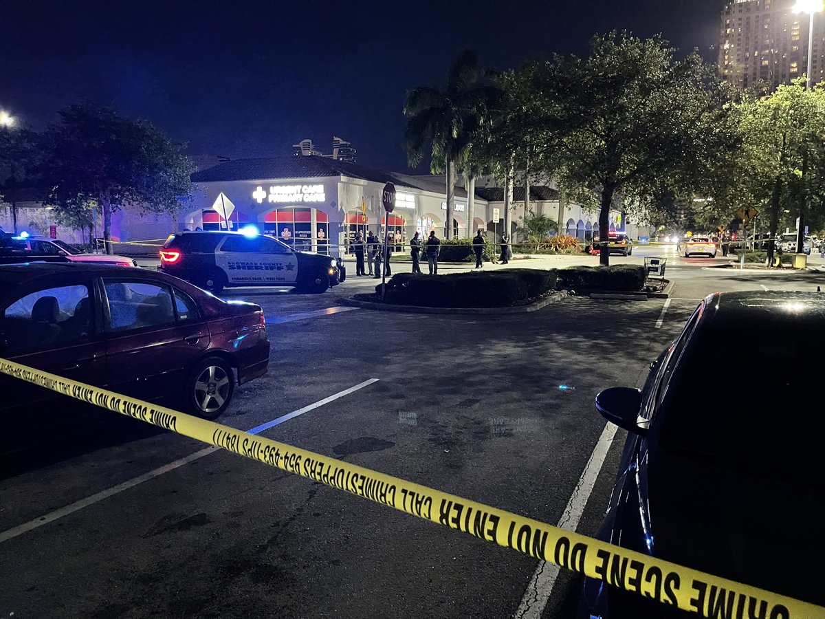 @fdlepio investigating after @HallandaleBchPD officers shot and killed a man who was armed with a knife inside Gold Liquors on Hallandale Beach Blvd. One officer taken to hospital with cuts to face. Unclear what was used to injure him. 