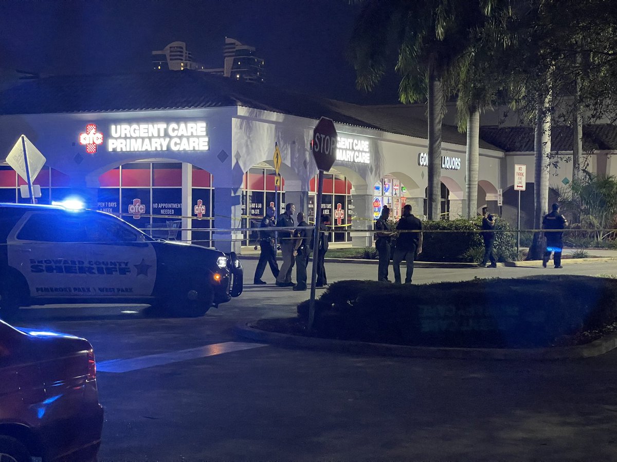 @fdlepio investigating after @HallandaleBchPD officers shot and killed a man who was armed with a knife inside Gold Liquors on Hallandale Beach Blvd. One officer taken to hospital with cuts to face. Unclear what was used to injure him. 