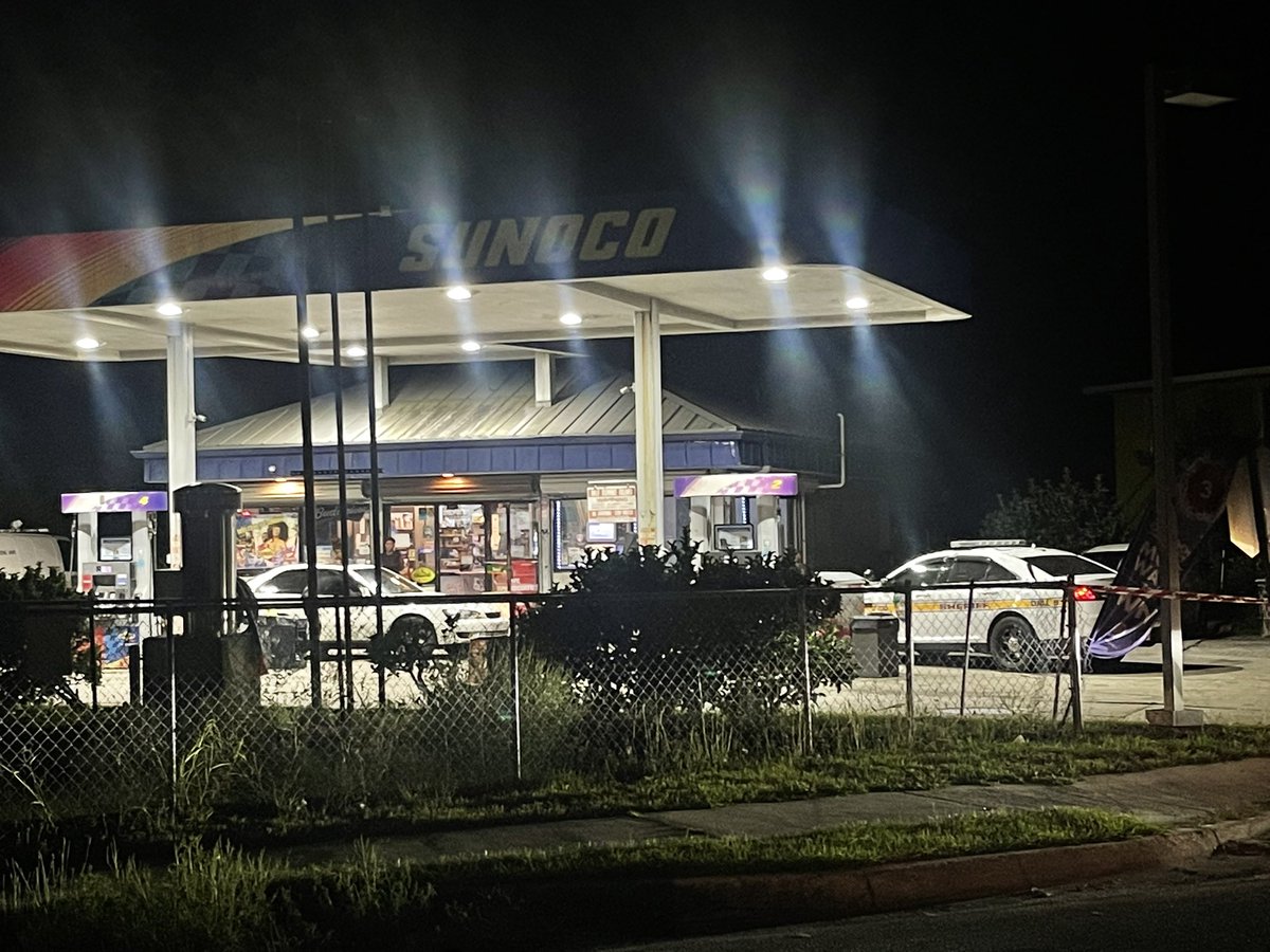 A man was shot in the parking lot of this Sunoco gas station on Kings Road a little before 4 a.m., according to @JSOPIO. Someone drove the man to a hospital to be treated for his injury. He is expected to be okay. No one has been arrested