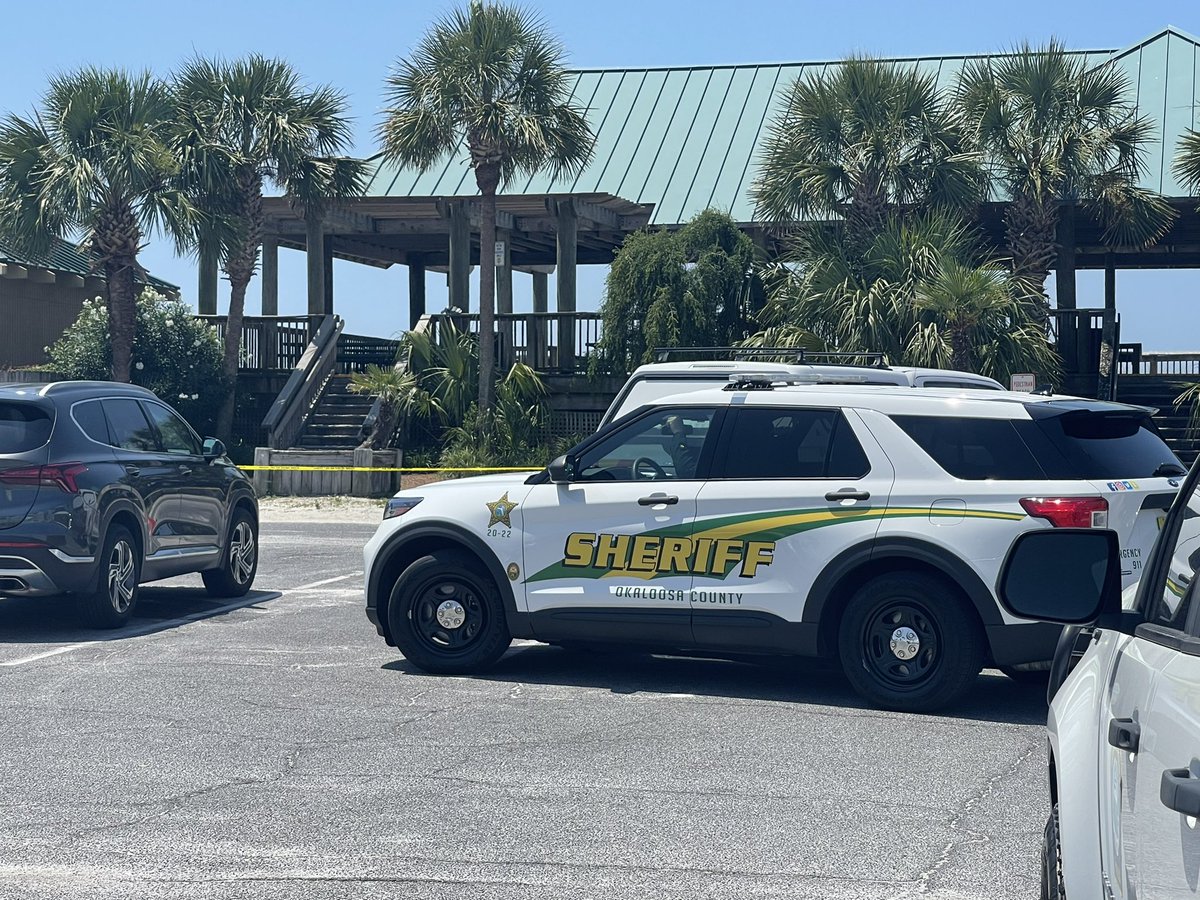 At around 8 AM the @OCSOALERTS says deputies shot and killed a man carrying a machete on the Okaloosa Island pier. Deputies say one tourist was sliced