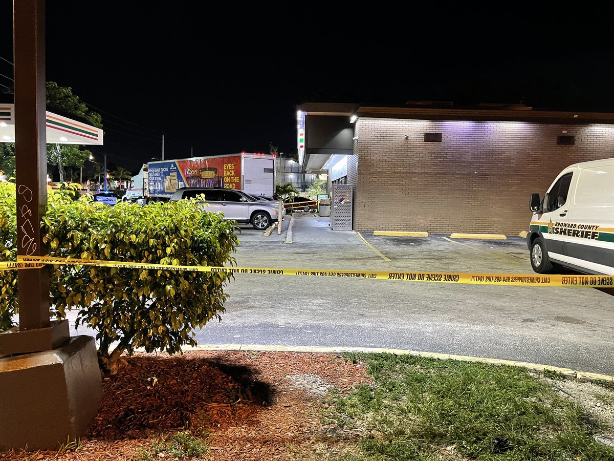 @browardsheriff investigating possible shooting outside of a 7-Eleven on N. Andrews Ave & 38th St in Oakland Park. Large delivery truck parked within scene, evidence markers on ground behind it. Working to get updates, coverage on @WPLGLocal10