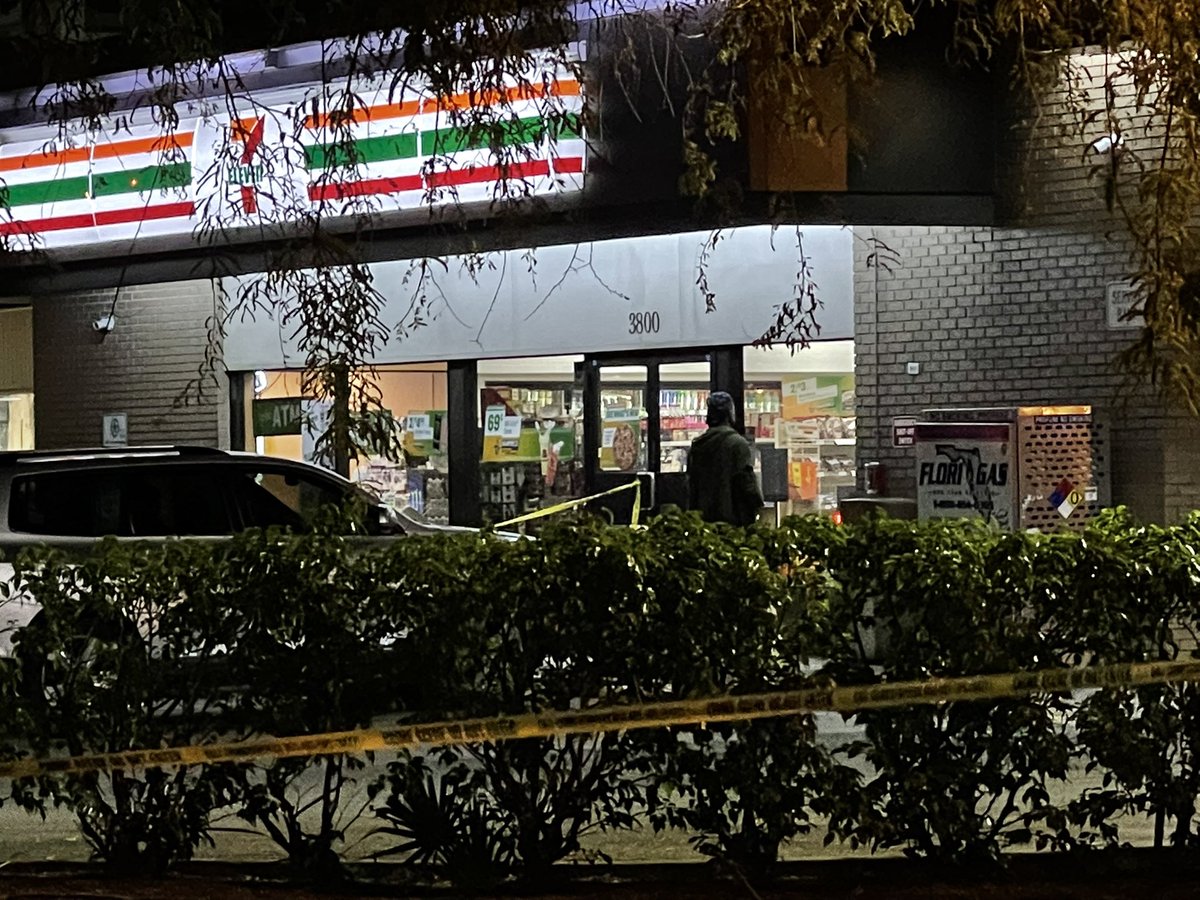 @browardsheriff investigating possible shooting outside of a 7-Eleven on N. Andrews Ave & 38th St in Oakland Park. Large delivery truck parked within scene, evidence markers on ground behind it. Working to get updates, coverage on @WPLGLocal10