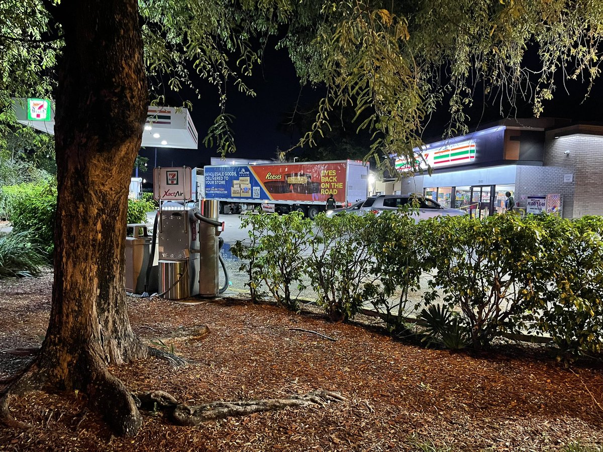 @browardsheriff investigating possible shooting outside of a 7-Eleven on N. Andrews Ave & 38th St in Oakland Park. Large delivery truck parked within scene, evidence markers on ground behind it. Working to get updates, coverage on @WPLGLocal10