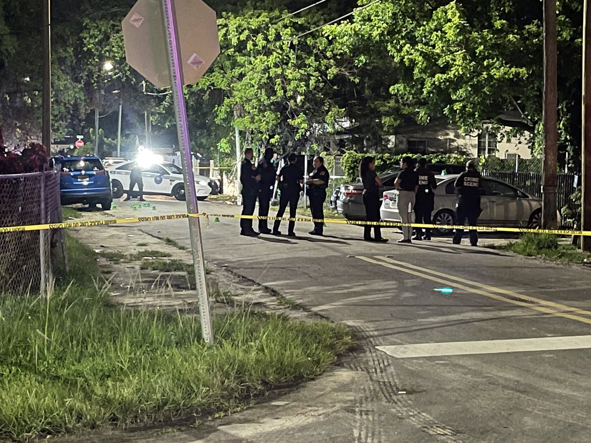 @MiamiPD on-scene of an apparent shooting in Little Haiti. Detectives collecting bags of evidence from lot off NE 76th St & Miami Ct. Evidence markers also in street. Hearing one person was shot, working to confirm with  officers.