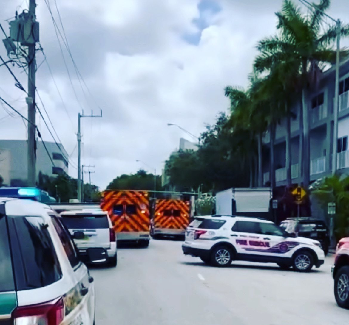 Police Activity Alert currently investigating a shooting at the 10 blk of Aragon Ave and concurrently working with @MiamiPD and @MiamiDadePD in the area of SW 27 Ave and Bird Rd searching for the offenders