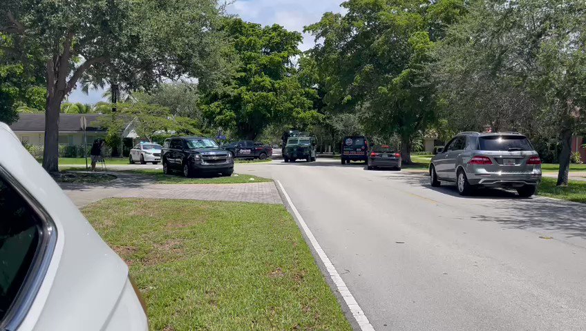 @MiamiDadePD respond to a call of a barricaded subject inside a home on SW 146th Street and 82nd Avenue in Palmetto Bay. Person is possibly armed.