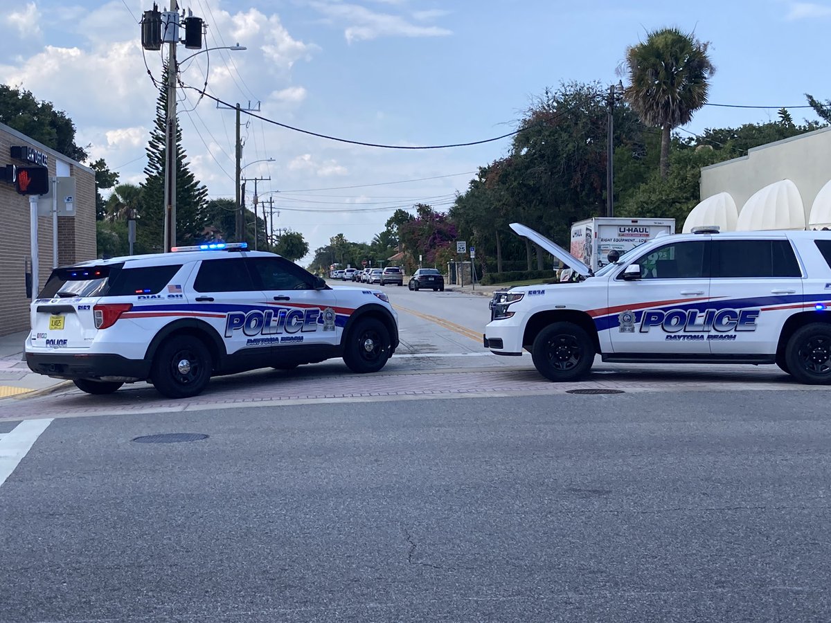 .@DaytonaBchPD continue to work scene where homicide suspect may be holed up on Halifax, north of Seabreeze. School lockdowns in area lifted but some buses rerouted. And police ensuring children are safe