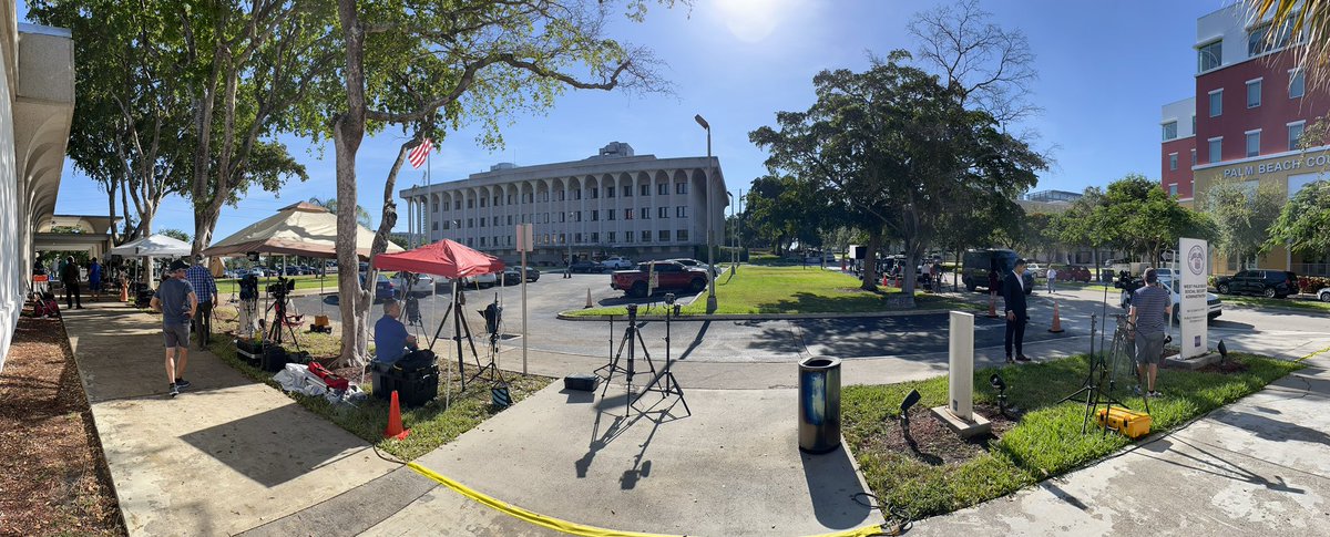 Lots of media at the Federal Courthouse in West Palm Beach, FL ahead of the hearing to unseal the search warrant materials from the FBI search at Former POTUS' home at Mar-A-Lago last week. The hearing begins at 1pm.