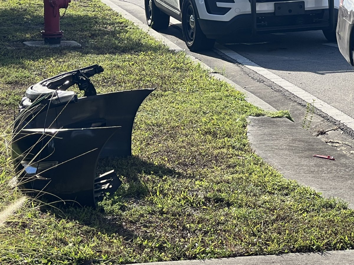 1SLPS school bus involved in crash near Crosstown Pkwy and Airoso Blvd. @1SLPS says no injuries. @PSLPolice is on scene. Parents have been notified.  