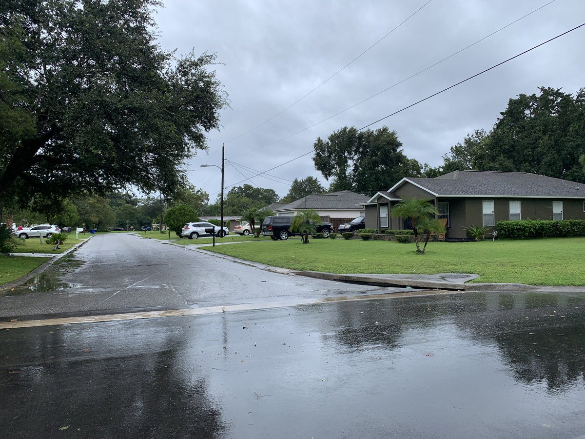 Orlo Vista residents, west of downtown Orlando, bracing for Ian. @OrangeCoFL working to ease flooding in the area. 