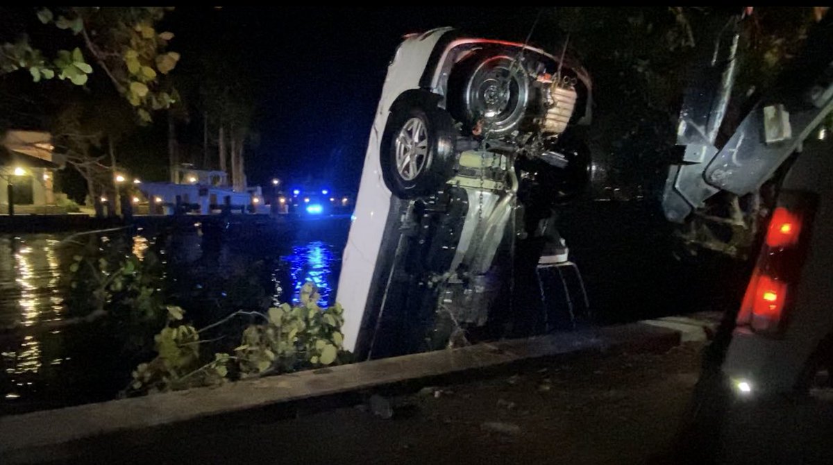 Divers with @MiamiBeachPD just fished out a Hyundai Santa  Fe, after someone lost control and plunged the SUV into Biscayne Bay off the EB Julia Tuttle's ramps to Alton Rd. Roadway Towing took care of the rest 