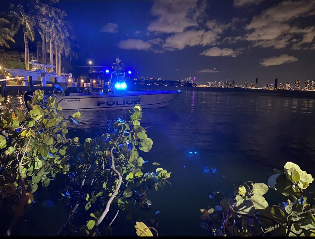 Divers with @MiamiBeachPD just fished out a Hyundai Santa  Fe, after someone lost control and plunged the SUV into Biscayne Bay off the EB Julia Tuttle's ramps to Alton Rd. Roadway Towing took care of the rest 