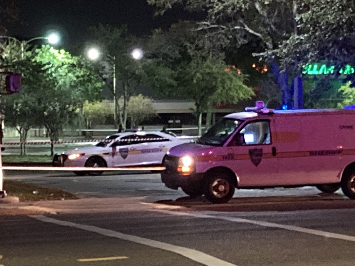 A man was shot while sitting in a vehicle in the shopping plaza at 48th and man in what @JSOPIO are calling an attempted robbery- the victim suffered a NLT gunshot wound to the chest - suspect remains at large 