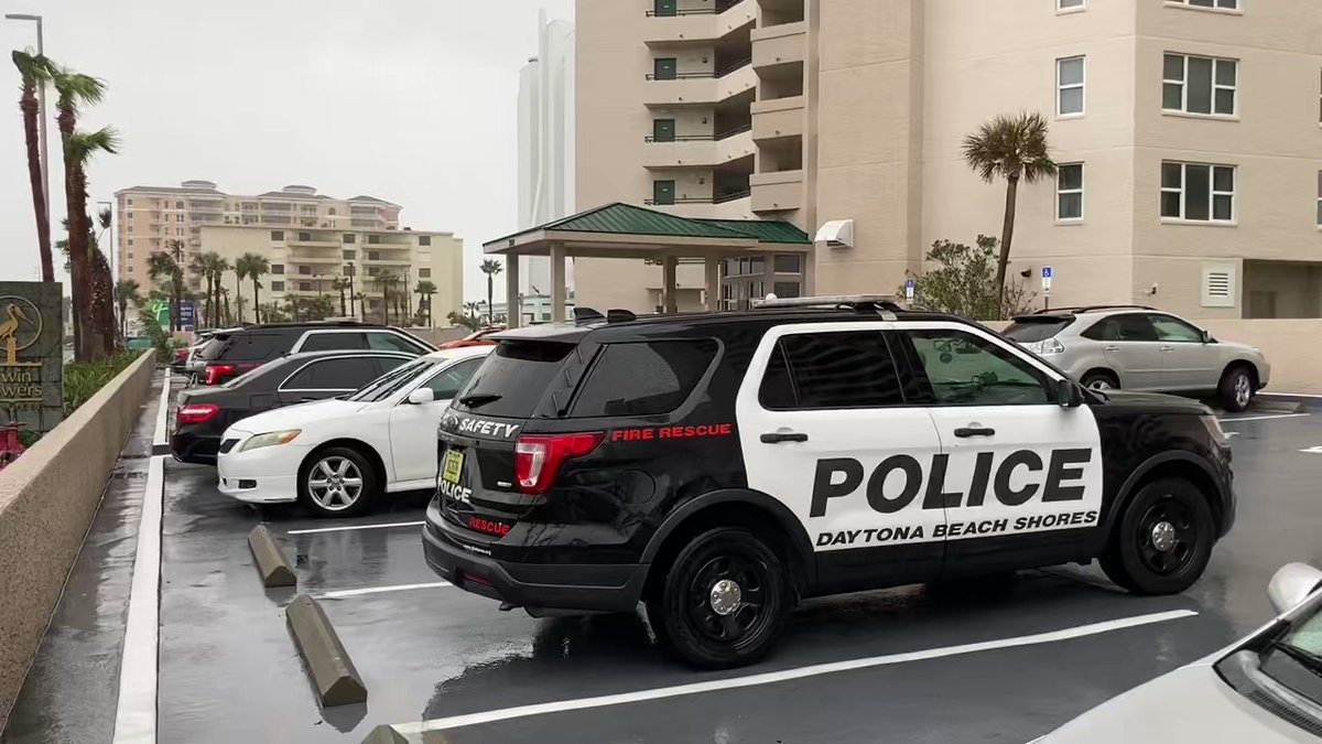 These are the twin towers daytona beach shores@DBShoresPS here now to evacuate 150 or so residents. @VolusiaSheriff deputies coming to help go door to door because buildings are jeopardized