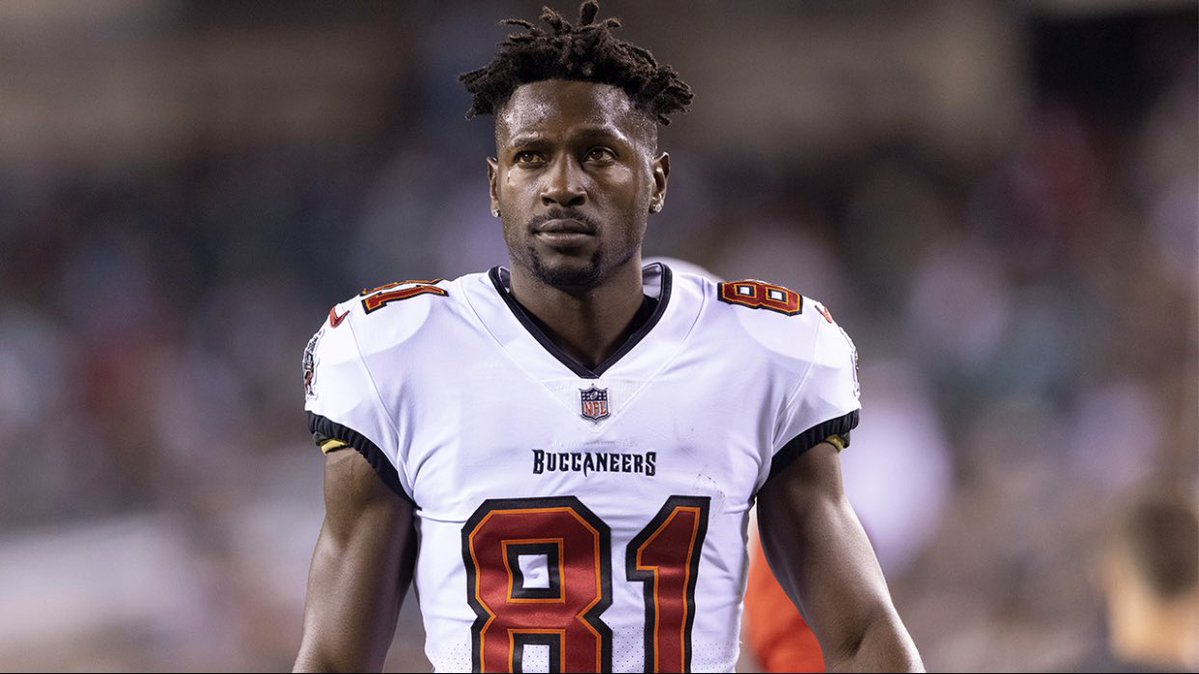 @TampaPD attempted to serve an arrest warrant on former Bucs WR Antonio Brown at his South Tampa home for domestic violence. He refused to come out. Police have since left without him. He is believed to still be in the house. See quoted tweet for accusations