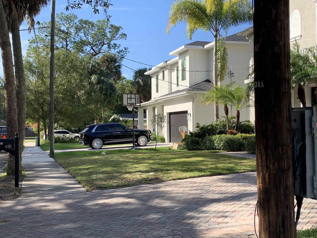 @TampaPD attempted to serve an arrest warrant on former Bucs WR Antonio Brown at his South Tampa home for domestic violence. He refused to come out. Police have since left without him. He is believed to still be in the house. See quoted tweet for accusations