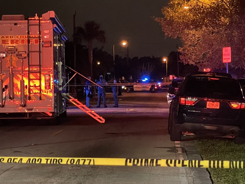 @browardsheriff investigating possible double shooting near NW 27th Ave & 15th St in unincorporated Broward. 