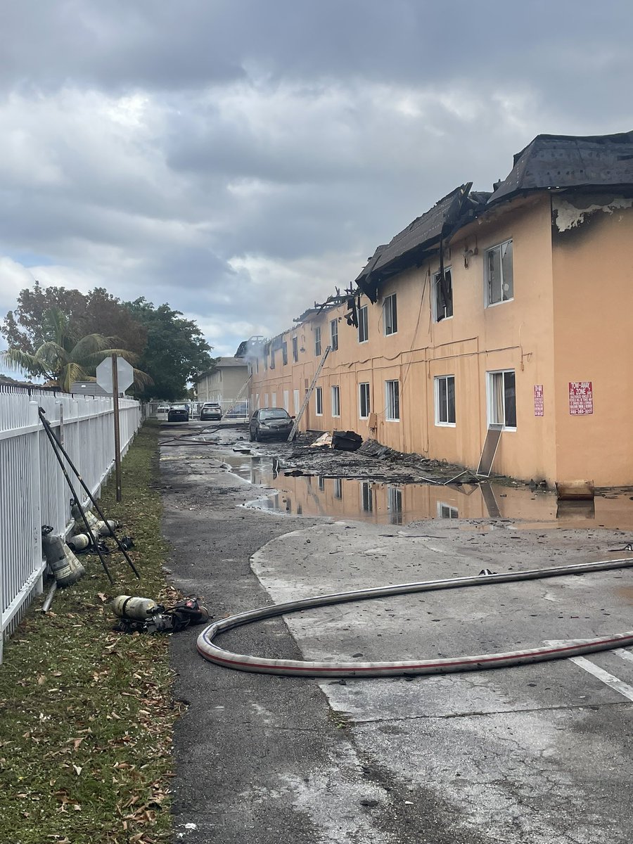 A large fire forces people out of their homes in Miami Gardens. Take a look at these images courtesy: Rapid Recovery Team. Absolutely horrible. This is on NW 177th st near the Walmart