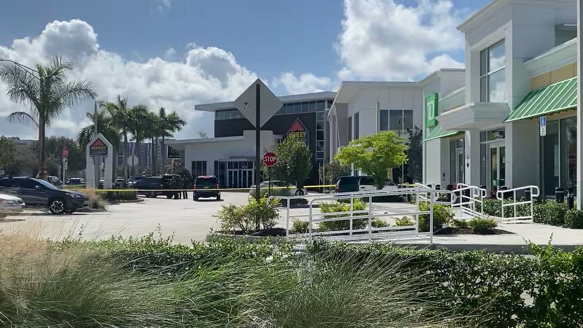 FBI Agents, BSO investigating alleged bank robbery at TD Bank at 3785 N. Federal Hwy Monday. Sources tell @nbc6 the suspect drove away and crashed along Atlantic Blvd in PompanoBeach, then deputies shot and killed him