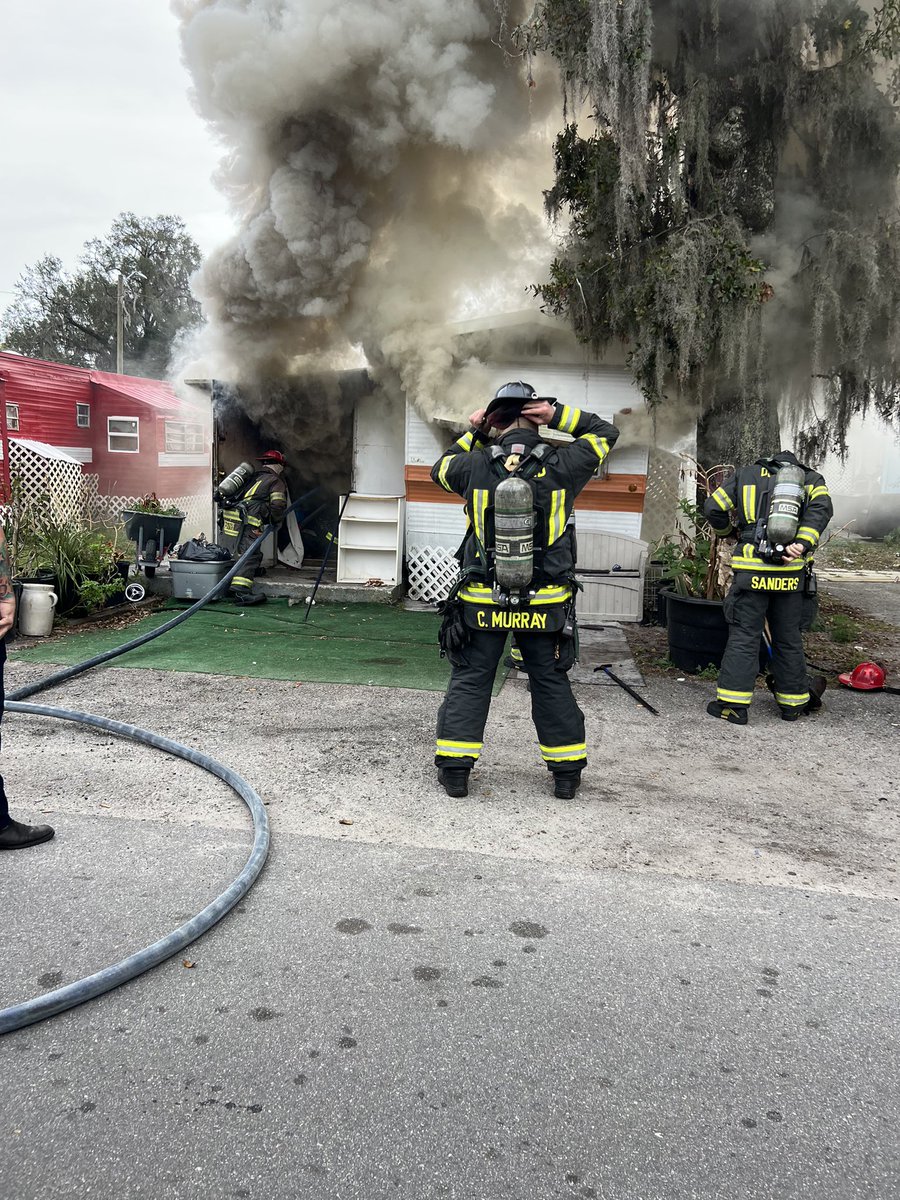 Police @DeLandPD & @DeLandFire investigating arson fire. Investigators say a mobile home on Carrol Ave was fully involved when they arrived on scene and later found evidence that fire was deliberately set. No one was inside and police say the tenant was being evicted