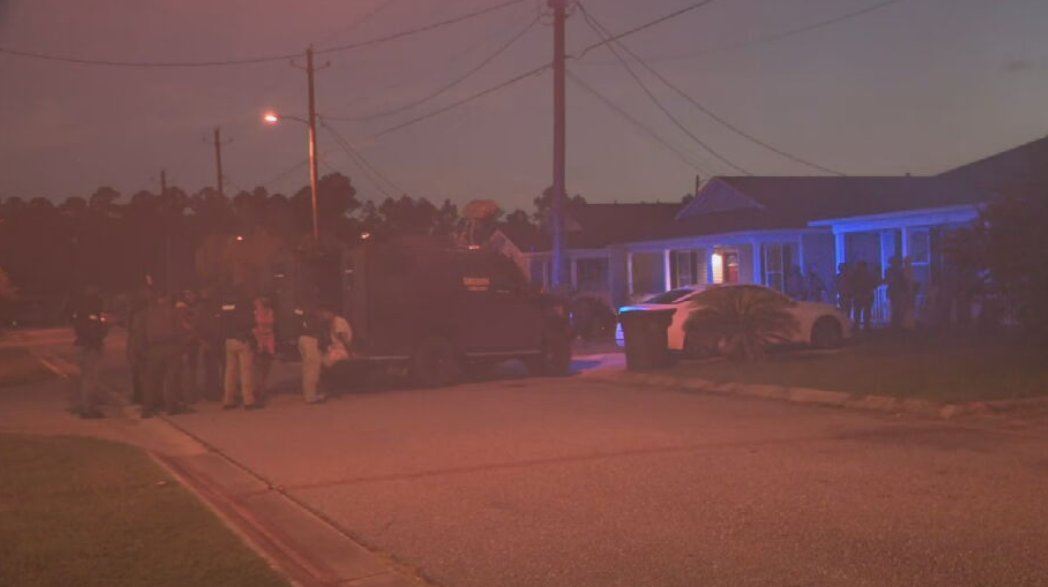 SWAT team closed down a drug house in Escambia County after serving a narcotics search warrant on Wednesday morning. The incident occurred on Ledbetter Lane.