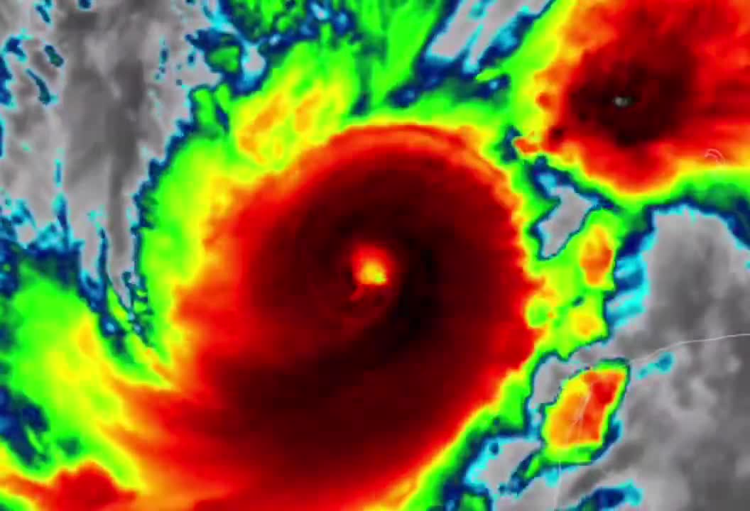 Les vents soutenus de l'ouragan Milton ont maintenant atteint plus de 175 MPH, ce qui en fait le 4e ouragan le plus fort de l'histoire de l'Atlantique ; alors que la pression continue de baisser, nous sommes peut-être au bord de l'un des ouragans les plus forts jamais vus dans l'Atlantique Nord