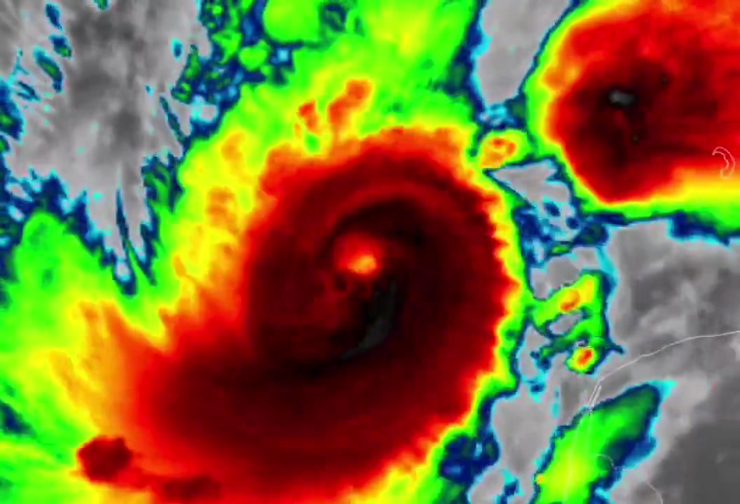 Les vents soutenus de l'ouragan Milton ont maintenant atteint plus de 175 MPH, ce qui en fait le 4e ouragan le plus fort de l'histoire de l'Atlantique ; alors que la pression continue de baisser, nous sommes peut-être au bord de l'un des ouragans les plus forts jamais vus dans l'Atlantique Nord