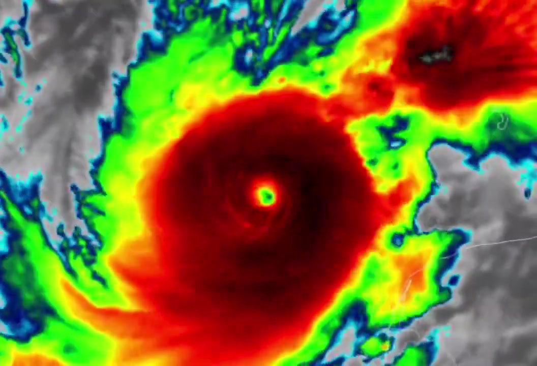 Les vents soutenus de l'ouragan Milton ont maintenant atteint plus de 175 MPH, ce qui en fait le 4e ouragan le plus fort de l'histoire de l'Atlantique ; alors que la pression continue de baisser, nous sommes peut-être au bord de l'un des ouragans les plus forts jamais vus dans l'Atlantique Nord