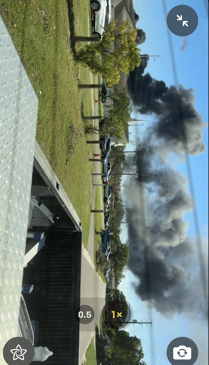 Huge fire at Lester’s salvage st.Petersburg Florida